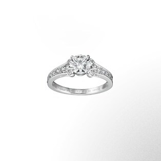 バレリーナ パヴェ ダイヤモンドは愛の言葉です。カルティエの宝石職人によって選ばれた最高に美しい石は、セッティング技術によりさらに輝きを増します。ひとつひとつのリングがかけがえのない宝物。