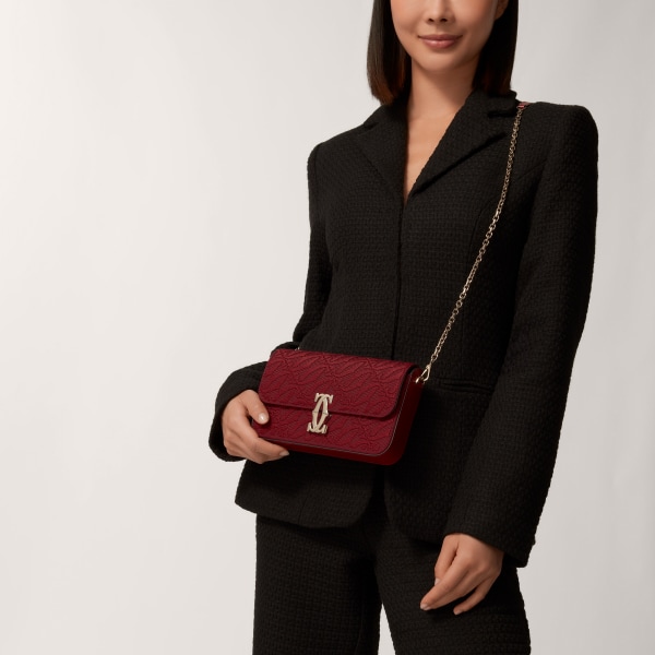 ミニ バッグ C ドゥ カルティエ  刺繍入り、チェリーレッド カーフスキン、ゴールドフィニッシュ