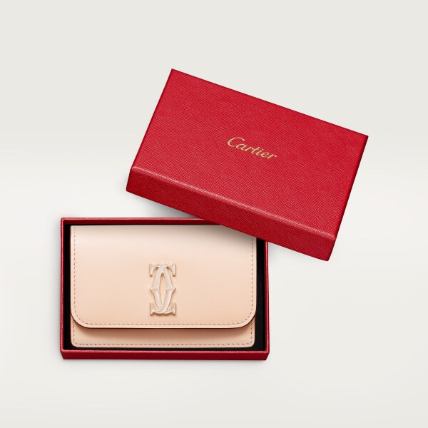 マルチ カードホルダーフラップ付、C ドゥ カルティエ パウダーピンク カーフスキン、ゴールド＆パウダーピンクのエナメルフィニッシュ