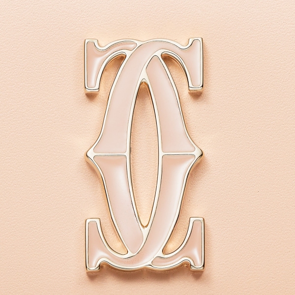 マルチ カードホルダーフラップ付、C ドゥ カルティエ パウダーピンク カーフスキン、ゴールド＆パウダーピンクのエナメルフィニッシュ