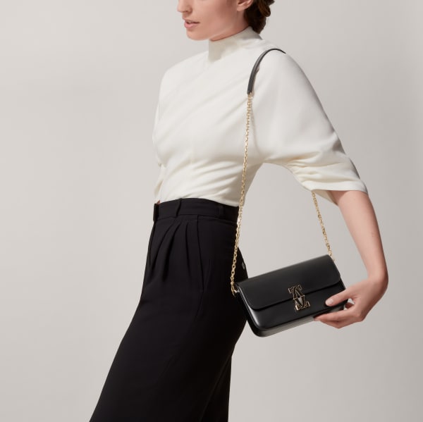 ミニ バッグ C ドゥ カルティエ  ブラック カーフスキン、ゴールド＆ブラックのエナメルフィニッシュ