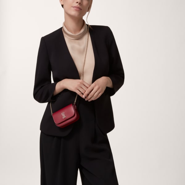 C ドゥ カルティエ チェーンバッグ マイクロ チェリーレッド カーフスキン、ゴールドフィニッシュ、チェリーレッド エナメル