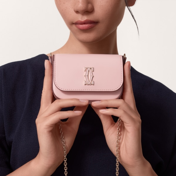 C ドゥ カルティエ チェーンバッグ マイクロ ペールピンク カーフスキン、ゴールド＆ペールピンク エナメルフィニッシュ