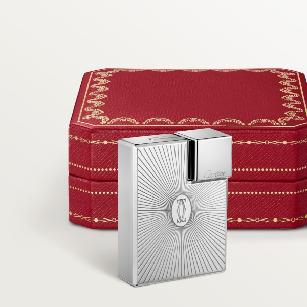 ドゥーブルC ドゥ カルティエ ロゴ スクエアライター
サンレイモチーフ、パラジウムフィニッシュ メタル、パラジウム フィニッシュ