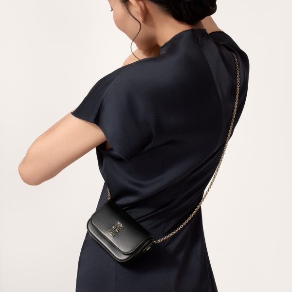 C ドゥ カルティエ チェーンバッグ マイクロ ブラック カーフスキン、ゴールド＆ブラックのエナメルフィニッシュ