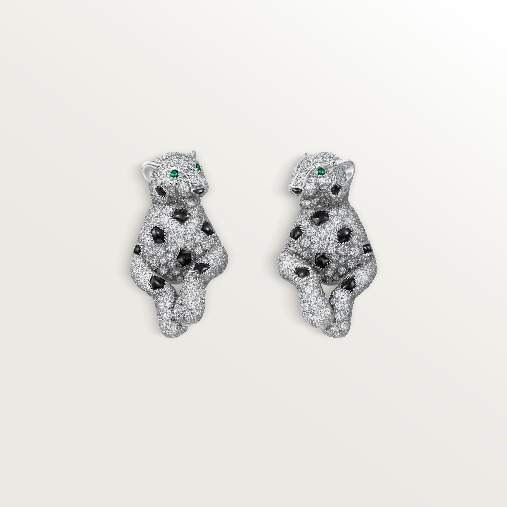 パンテール ドゥ カルティエ イヤリング、パヴェセッティングホワイトゴールド、オニキス、エメラルド、ダイヤモンド
