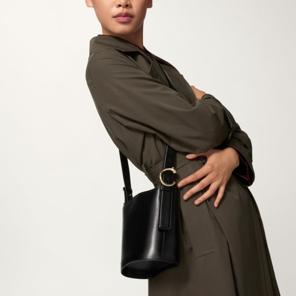 スモール バケットバッグ パンテール C  ブラック グレイン カーフスキン、ゴールドフィニッシュ