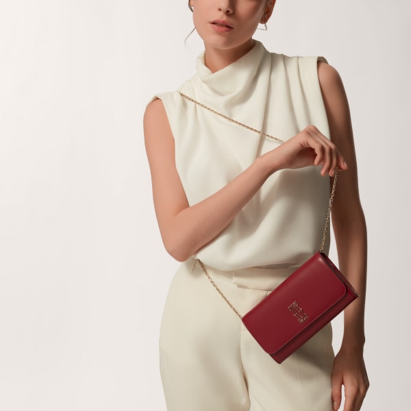 チェーンウォレット C ドゥ カルティエ  チェリーレッド カーフスキン、ゴールドフィニッシュ、チェリーレッド エナメル