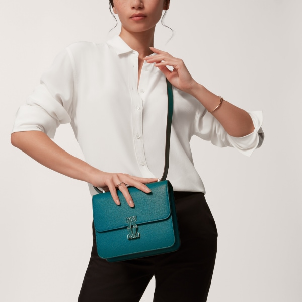 C ドゥ カルティエ ショルダーバッグ ミニ ペトロールブルー テクスチャー カーフスキン、ゴールドフィニッシュ、ペトロールブルー エナメル