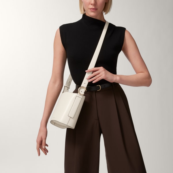 ミニ バケットバッグ パンテール C  ソルトホワイト グレインド カーフスキン、ゴールドフィニッシュ