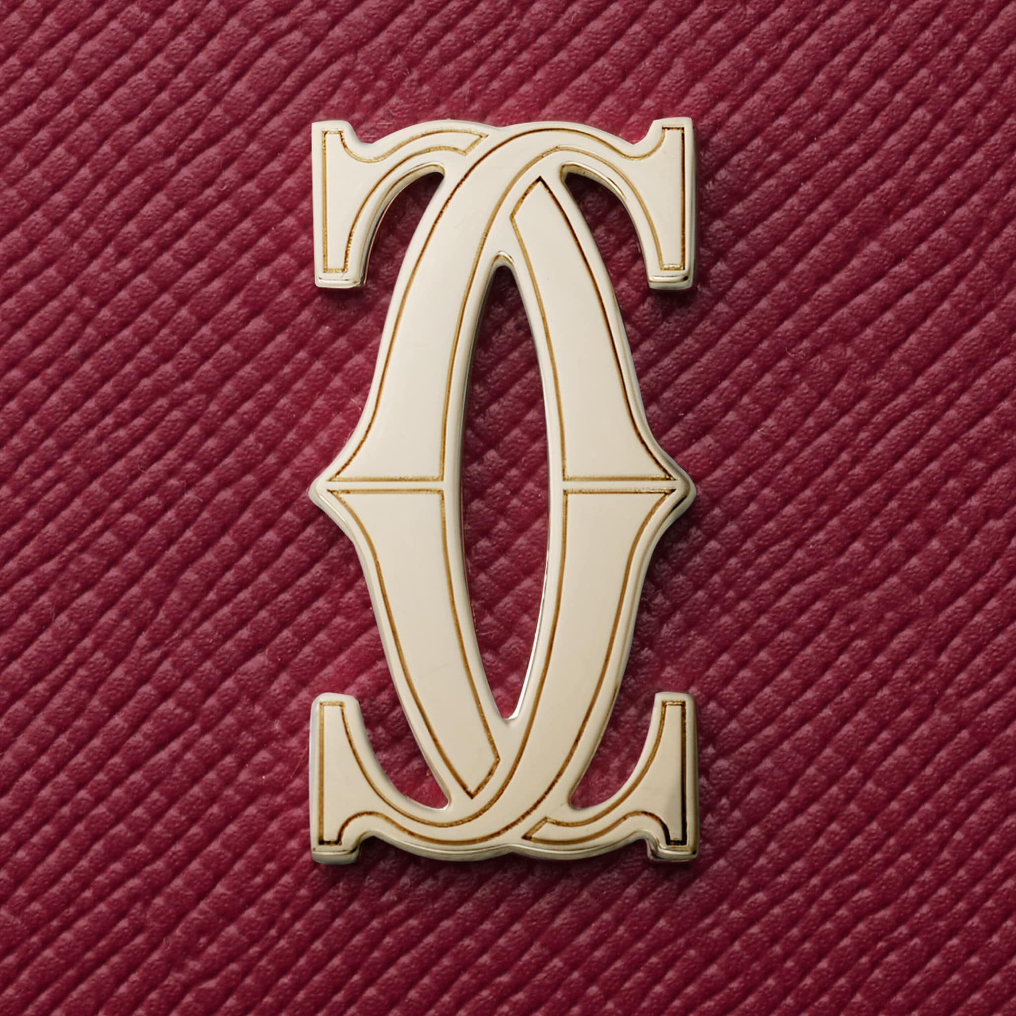 カード ホルダー C ドゥ カルティエチェリーレッド テクスチャー カーフスキン、ゴールドフィニッシュ