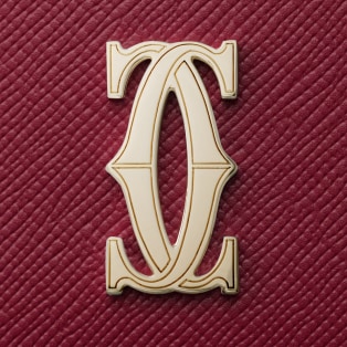 カード ホルダー C ドゥ カルティエ チェリーレッド テクスチャー カーフスキン、ゴールドフィニッシュ