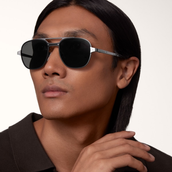 サントス ドゥ カルティエ サングラス ブラッシュド ブラック PVD＆ダークルテニウム フィニッシュ メタル、ブラック偏光レンズ 