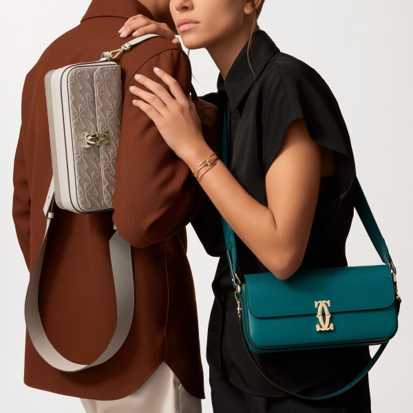 C ドゥ カルティエ イーストウエストバッグ ペトロールブルー テクスチャー カーフスキン、刺繍入り、ゴールドフィニッシュ