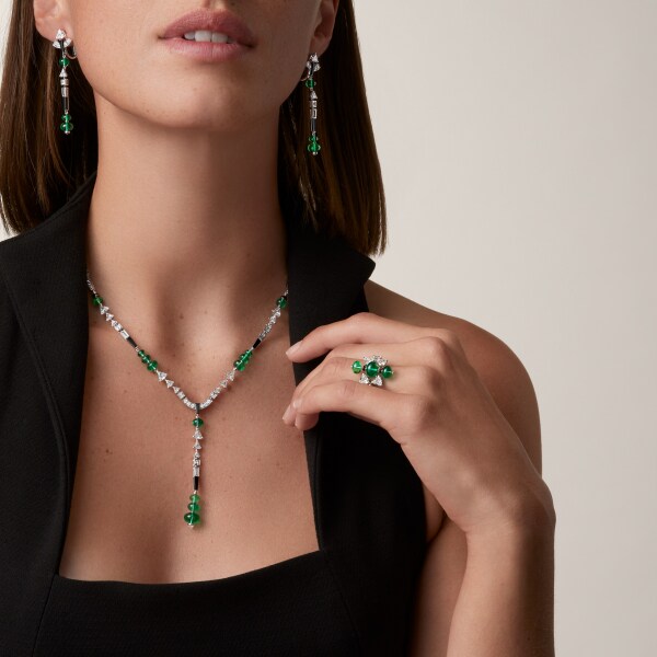 アン エキリーブル イヤリング、エメラルド、パヴェ ホワイトゴールド、オニキス、エメラルド、ダイヤモンド