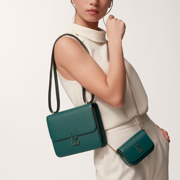 マイクロモデル チェーンバッグ、C ドゥ カルティエ ペトロールブルー テクスチャー カーフスキン、ゴールドフィニッシュ、ペトロールブルー エナメル