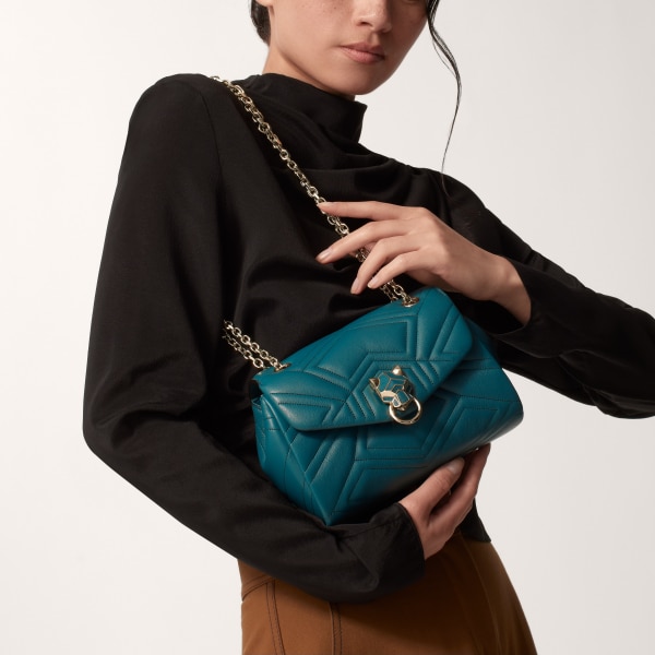 パンテール ドゥ カルティエ チェーンバッグ ミニ ペトロールブルー キルティング カーフスキン、ゴールドフィニッシュ