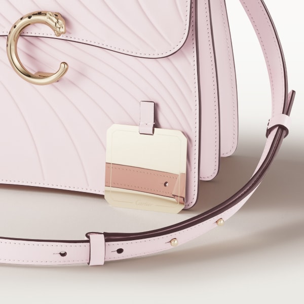 スモール バッグ パンテール C  ペタルピンク カーフスキン、「Cartier」ロゴのエンボス加工、ゴールドフィニッシュ