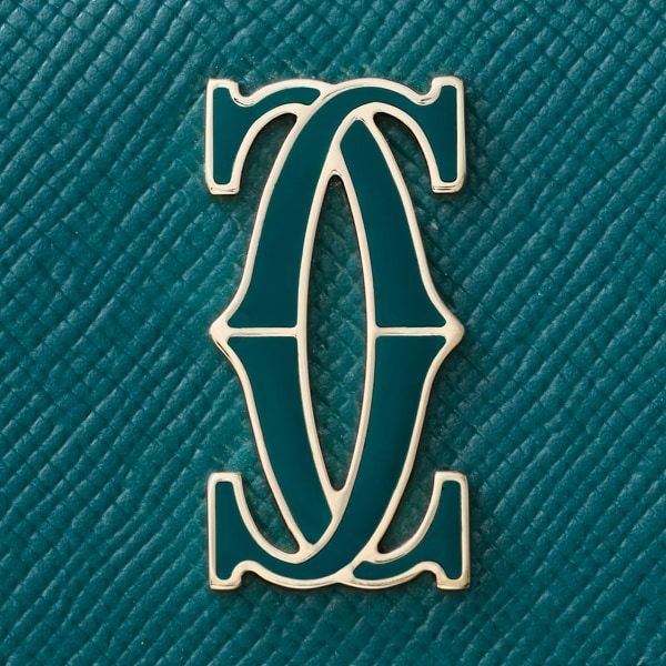 C ドゥ カルティエ フラップ付マルチ カードホルダー ペトロールブルー テクスチャー カーフスキン、ゴールドフィニッシュ、ペトロールブルー エナメル