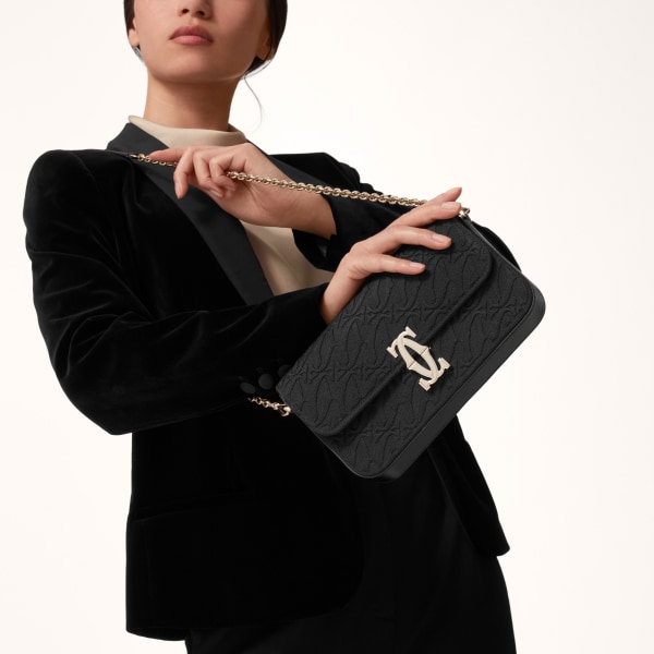 C ドゥ カルティエ チェーンバッグ ミニ 刺繍入り、ブラック カーフスキン、ゴールドフィニッシュ