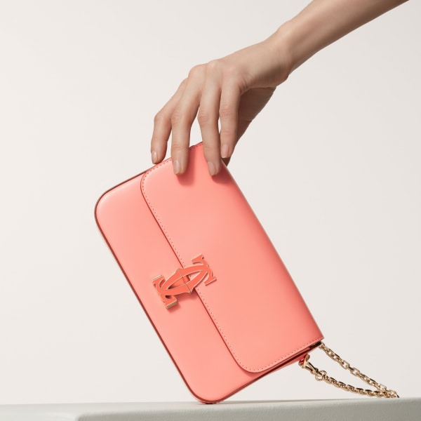 C ドゥ カルティエ チェーンバッグ ミニ  コーラル/ライトコーラルのツートーン カーフスキン、ゴールドフィニッシュ、コーラル エナメル