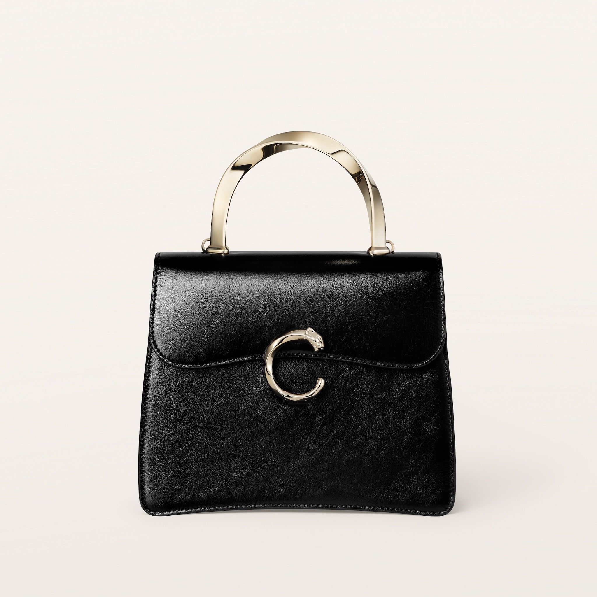 パンテール C スモール バッグシャイニーブラック クリンクルエフェクト カーフスキン、ツイストしたハンドルとクラスプ、ゴールドフィニッシュ