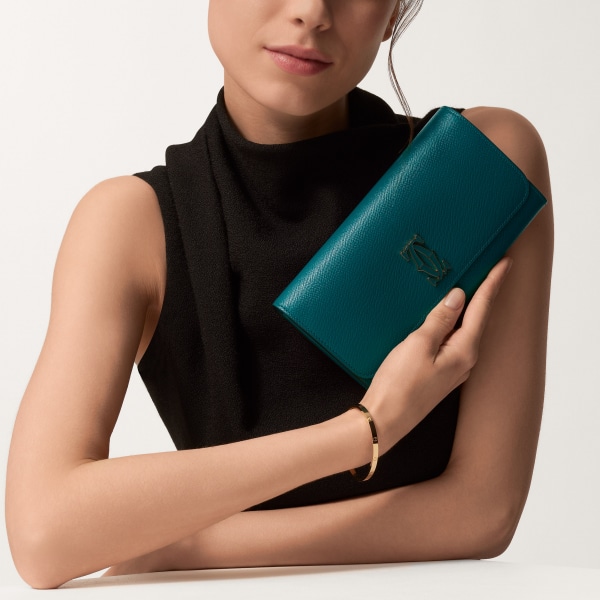 C ドゥ カルティエ チェーンウォレット  ペトロールブルー テクスチャー カーフスキン、ゴールド＆ペトロールブルーエナメルフィニッシュ