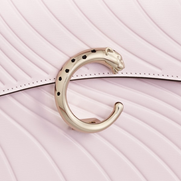パンテール ドゥ カルティエ トップハンドルバッグ スモール ペタルピンク カーフスキン、「Cartier」ロゴのエンボス加工、ゴールドフィニッシュ