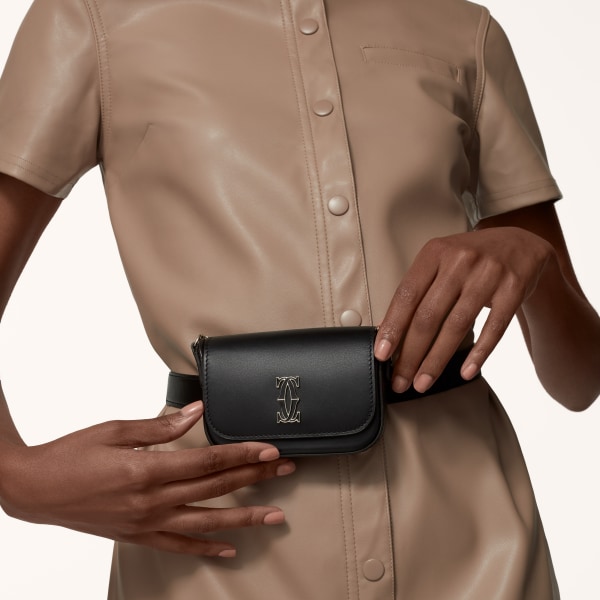 C ドゥ カルティエ チェーンバッグ マイクロ ブラック カーフスキン、ゴールド＆ブラックのエナメルフィニッシュ