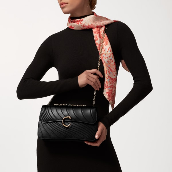 パンテール ドゥ カルティエ チェーンバッグ スモール ブラック カーフスキン、カルティエ シグネチャーモチーフのエンボス加工、ゴールドフィニッシュ