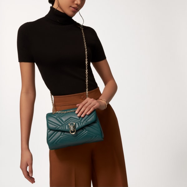 パンテール ドゥ カルティエ チェーンバッグ スモール ペトロールブルー キルティング カーフスキン、ゴールドフィニッシュ