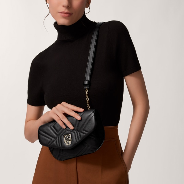 パンテール ドゥ カルティエ ハーフムーンバッグ ブラックキルティング カーフスキン、ゴールドフィニッシュ