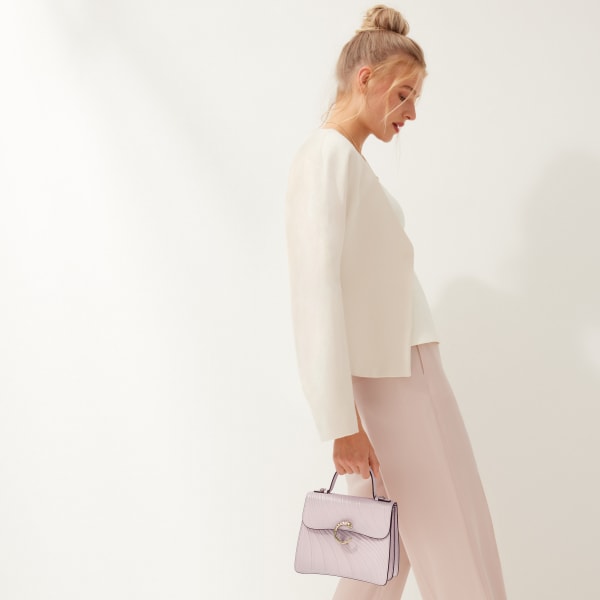 スモール バッグ パンテール C  ペタルピンク カーフスキン、「Cartier」ロゴのエンボス加工、ゴールドフィニッシュ